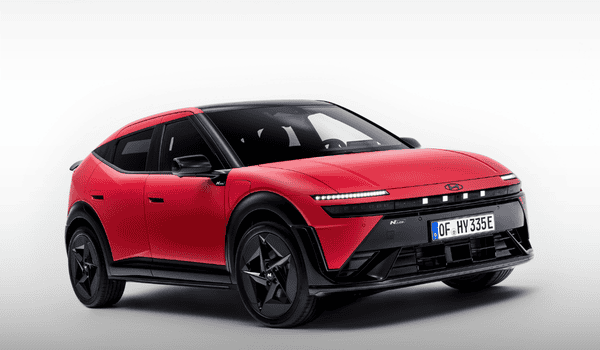 Rode elektrische Hyundai IONIQ 3 in studio-opstelling met vooraanzicht