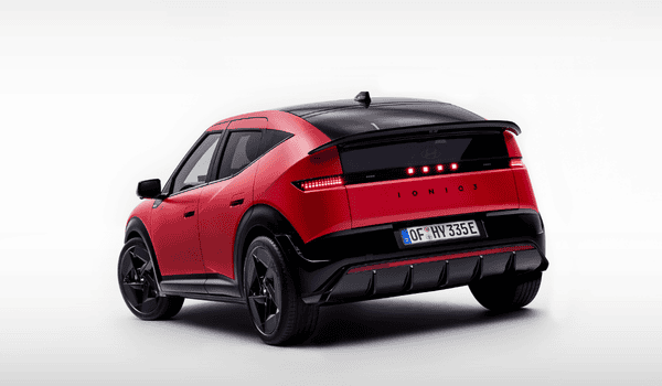 Rode elektrische Hyundai IONIQ 3 in studio-opstelling met achteraanzicht